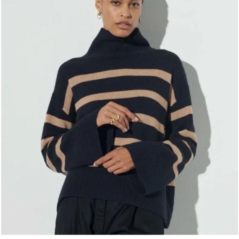 The Reset Wool Cashmere
Blend The Magic Mock Neck Sweater in Black Stripe Size S